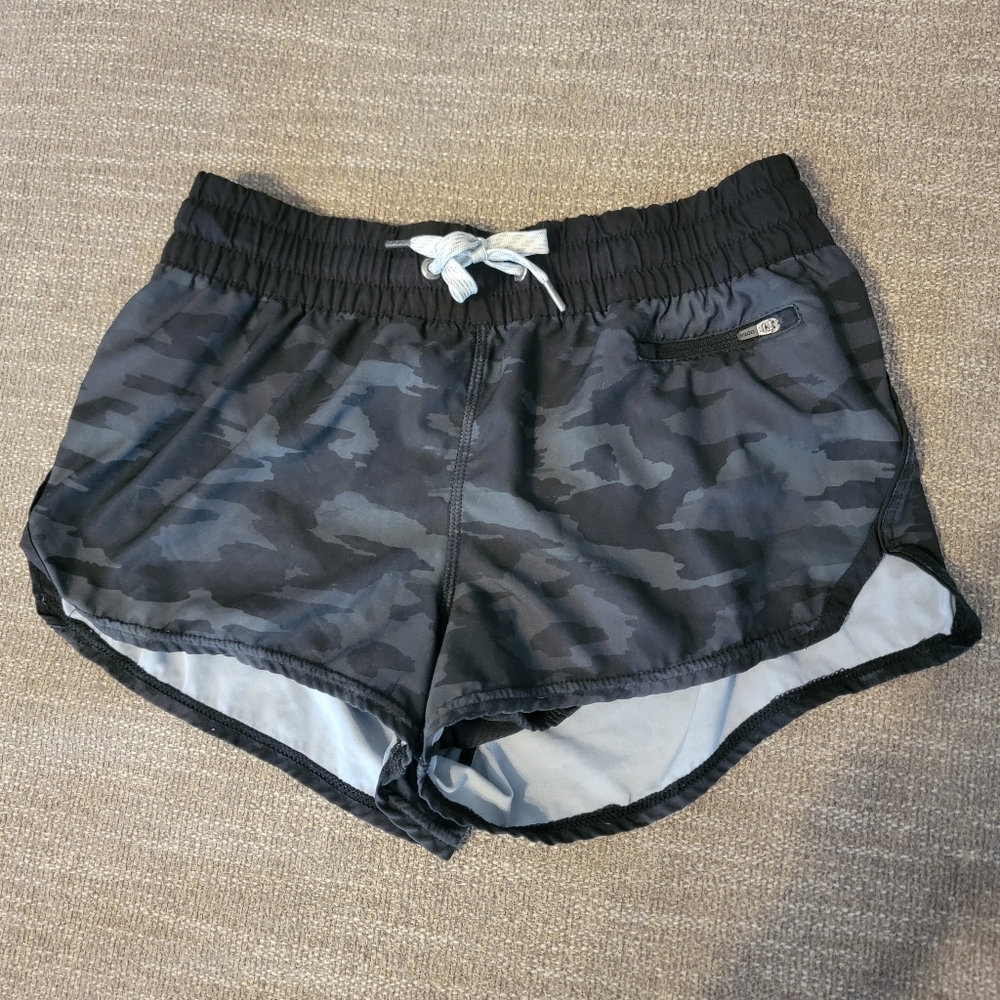Vuori Women's Black Camo Shorts Size Xs